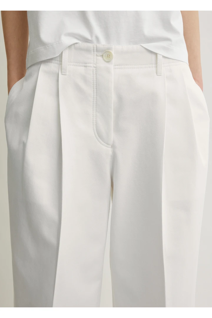 TOTEME 릴랙스드 트윌 트라우저 화이트의 화이트컬러 3번쨰 이미지입니다.