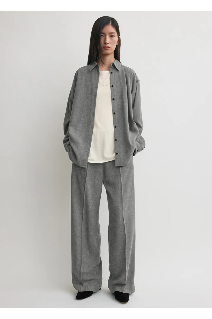 TOTEME 클래식 플루이드 셔츠 미드 그레이의 미드 그레이컬러 0번쨰 이미지입니다.