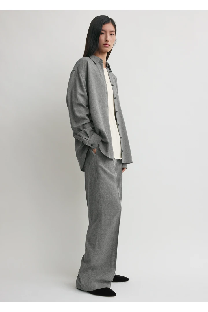 TOTEME 클래식 플루이드 셔츠 미드 그레이의 미드 그레이컬러 1번쨰 이미지입니다.