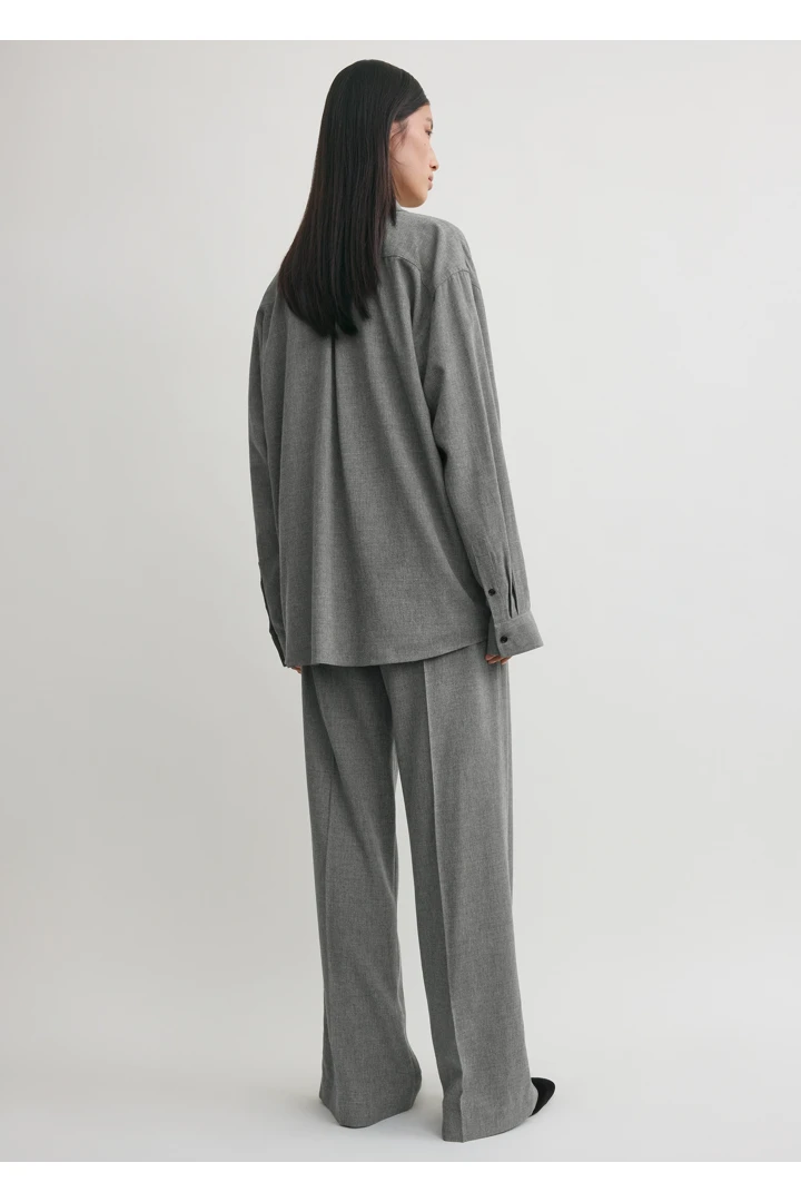 TOTEME 클래식 플루이드 셔츠 미드 그레이의 미드 그레이컬러 2번쨰 이미지입니다.