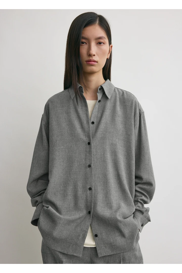 TOTEME 클래식 플루이드 셔츠 미드 그레이의 미드 그레이컬러 3번쨰 이미지입니다.