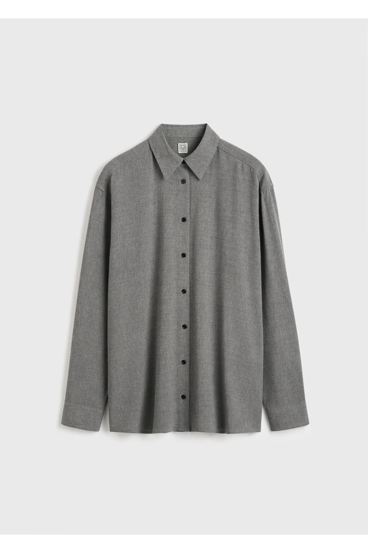 TOTEME 클래식 플루이드 셔츠 미드 그레이의 미드 그레이컬러 4번쨰 이미지입니다.