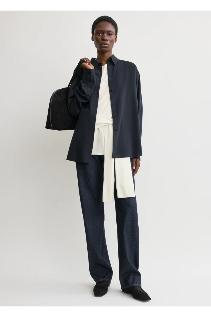 TOTEME 클래식 플루이드 셔츠 네이비의 네이비컬러 0번쨰 이미지입니다.