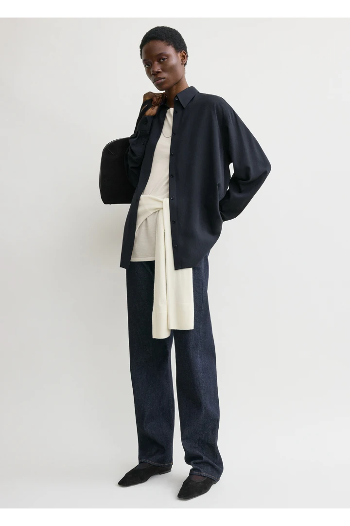 TOTEME 클래식 플루이드 셔츠 네이비의 네이비컬러 1번쨰 이미지입니다.