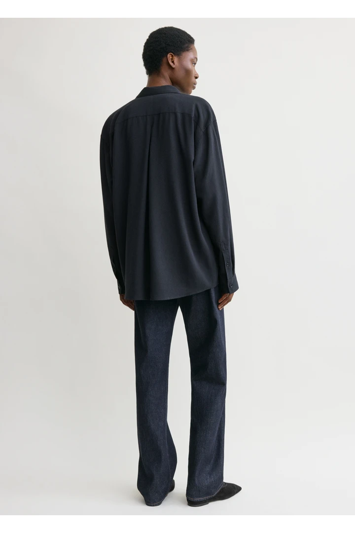 TOTEME 클래식 플루이드 셔츠 네이비의 네이비컬러 2번쨰 이미지입니다.