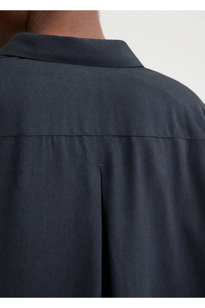 TOTEME 클래식 플루이드 셔츠 네이비의 네이비컬러 3번쨰 이미지입니다.
