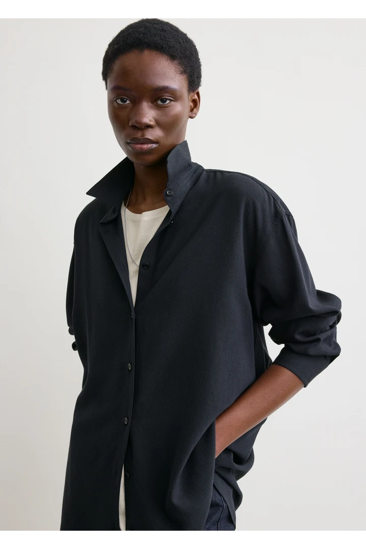 TOTEME 클래식 플루이드 셔츠 네이비의 네이비컬러 4번쨰 이미지입니다.