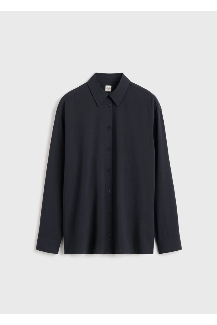 TOTEME 클래식 플루이드 셔츠 네이비의 네이비컬러 5번쨰 이미지입니다.