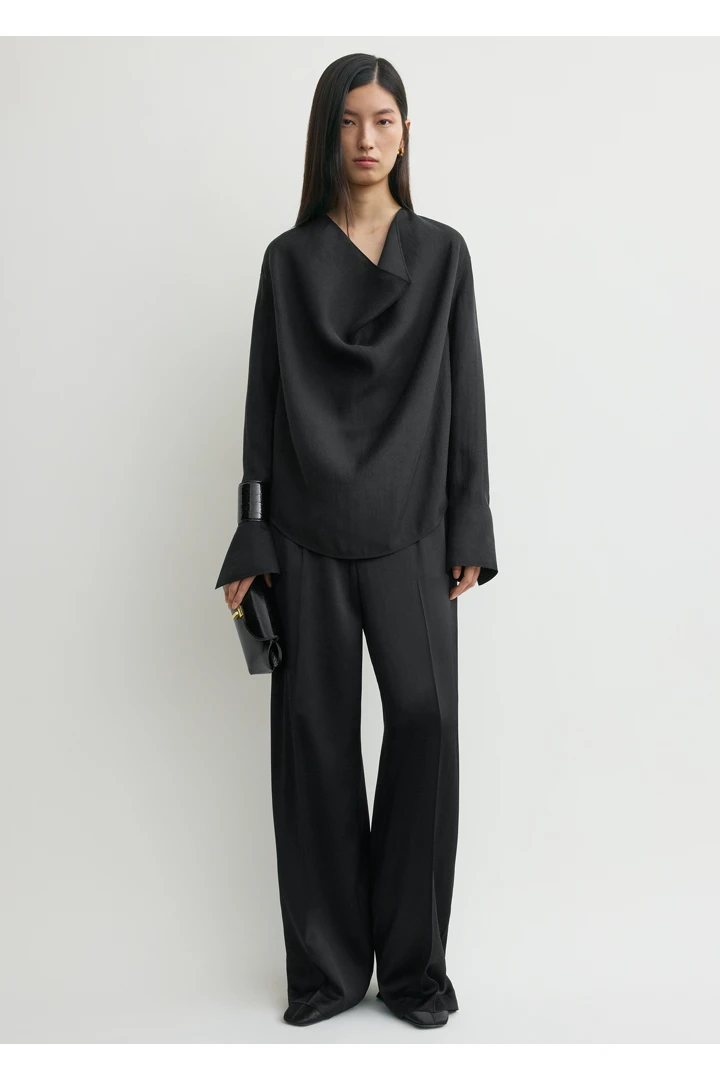 TOTEME 카울 블라우스 블랙의 블랙컬러 1번쨰 이미지입니다.