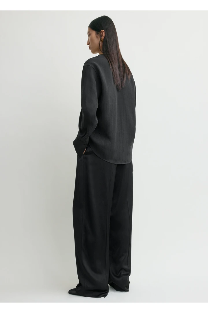 TOTEME 카울 블라우스 블랙의 블랙컬러 2번쨰 이미지입니다.