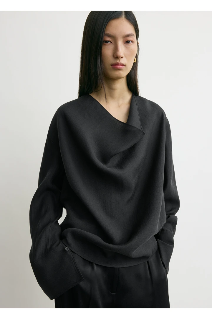 TOTEME 카울 블라우스 블랙의 블랙컬러 3번쨰 이미지입니다.