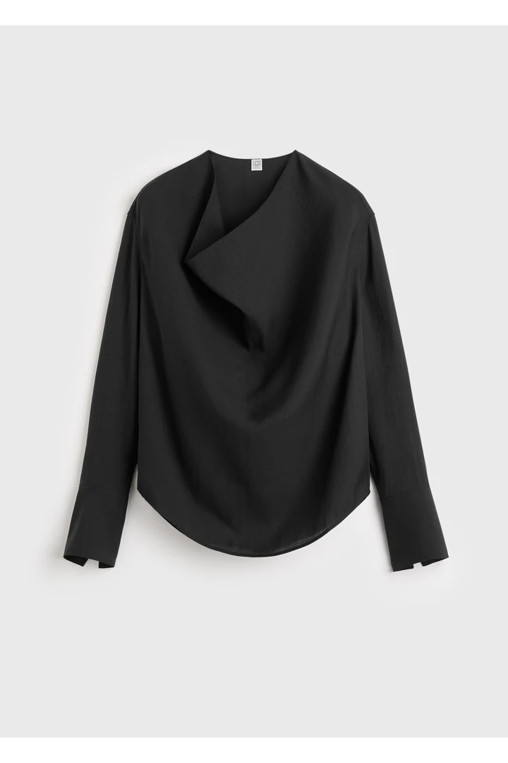 TOTEME 카울 블라우스 블랙의 블랙컬러 4번쨰 이미지입니다.
