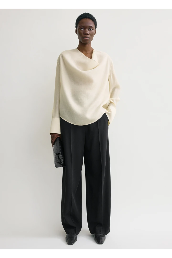 TOTEME 카울 블라우스 에크루의 에크루컬러 0번쨰 이미지입니다.