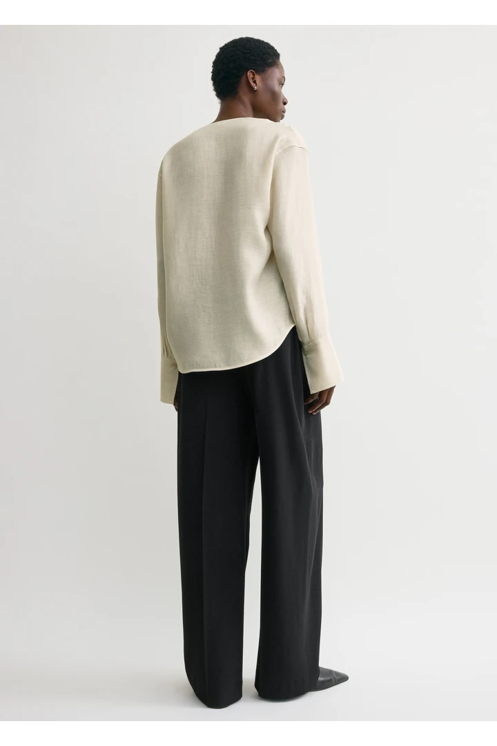 TOTEME 카울 블라우스 에크루의 에크루컬러 2번쨰 이미지입니다.