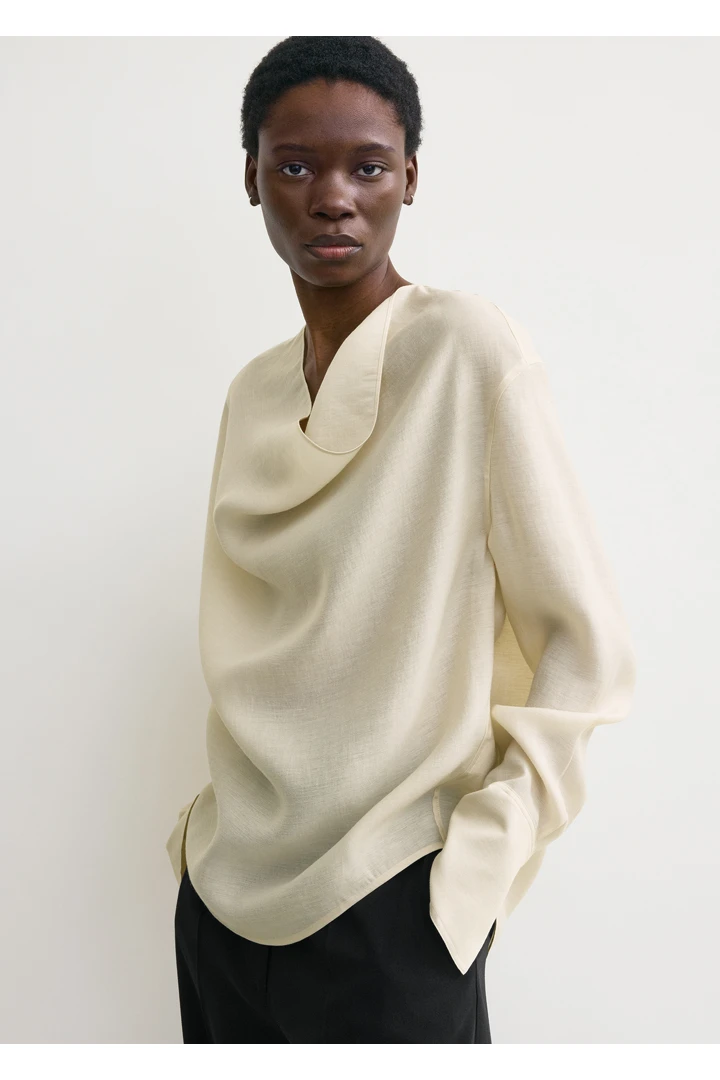 TOTEME 카울 블라우스 에크루의 에크루컬러 3번쨰 이미지입니다.