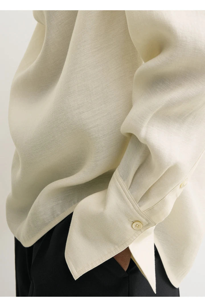 TOTEME 카울 블라우스 에크루의 에크루컬러 4번쨰 이미지입니다.