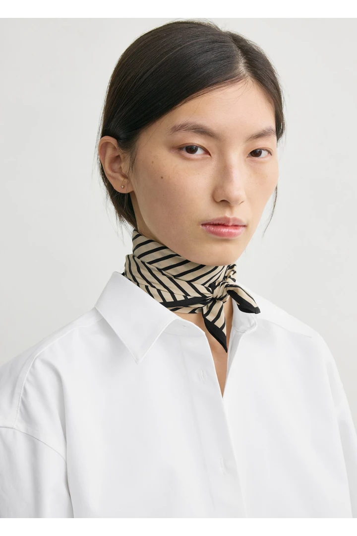 TOTEME 스트라이프 실크 스카프 크림의 크림컬러 1번쨰 이미지입니다.