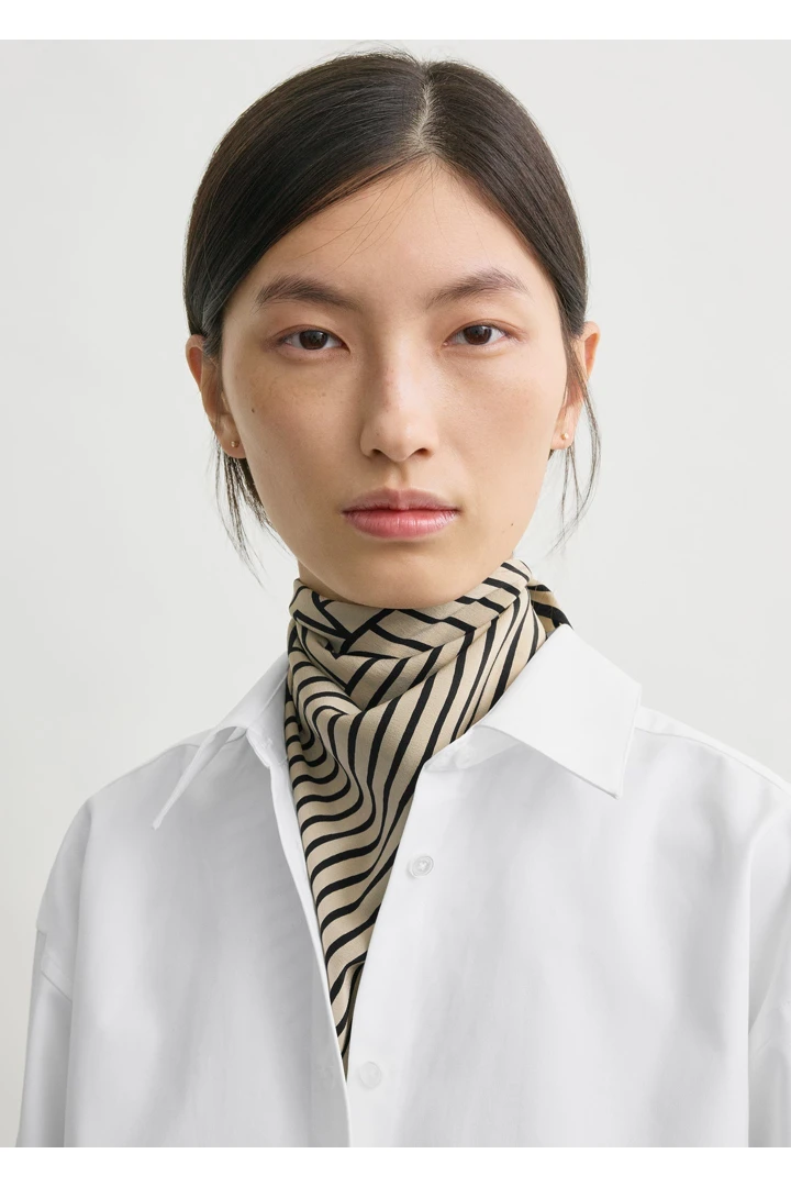 TOTEME 스트라이프 실크 스카프 크림의 크림컬러 2번쨰 이미지입니다.