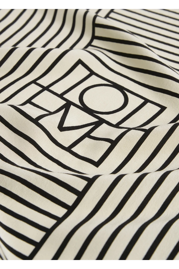 TOTEME 스트라이프 실크 스카프 크림의 크림컬러 3번쨰 이미지입니다.