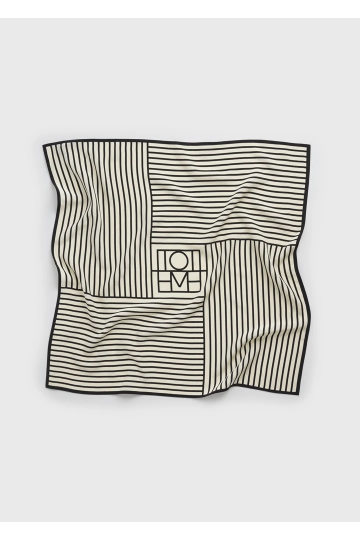 TOTEME 스트라이프 실크 스카프 크림의 크림컬러 4번쨰 이미지입니다.