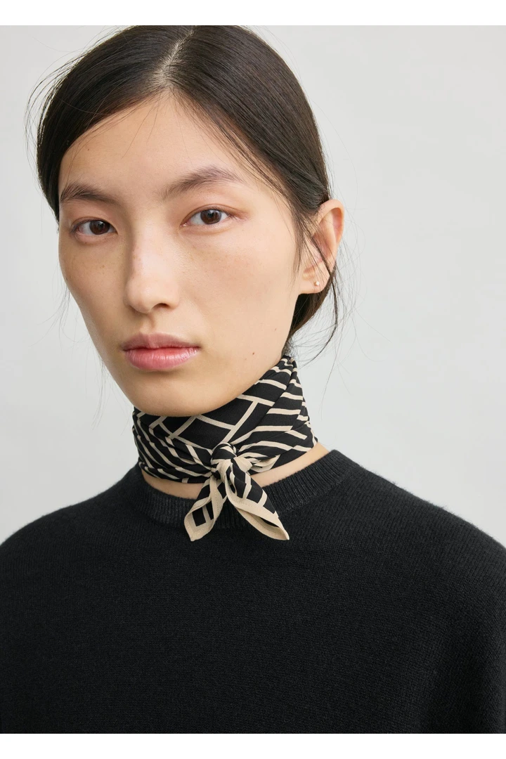 TOTEME 스트라이프 실크 스카프 블랙의 블랙컬러 1번쨰 이미지입니다.