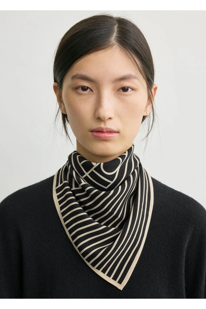 TOTEME 스트라이프 실크 스카프 블랙의 블랙컬러 2번쨰 이미지입니다.