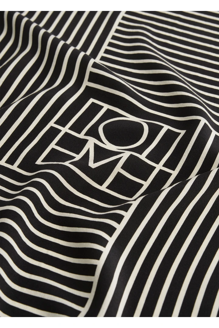 TOTEME 스트라이프 실크 스카프 블랙의 블랙컬러 3번쨰 이미지입니다.