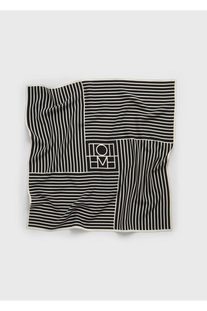 TOTEME 스트라이프 실크 스카프 블랙의 블랙컬러 4번쨰 이미지입니다.