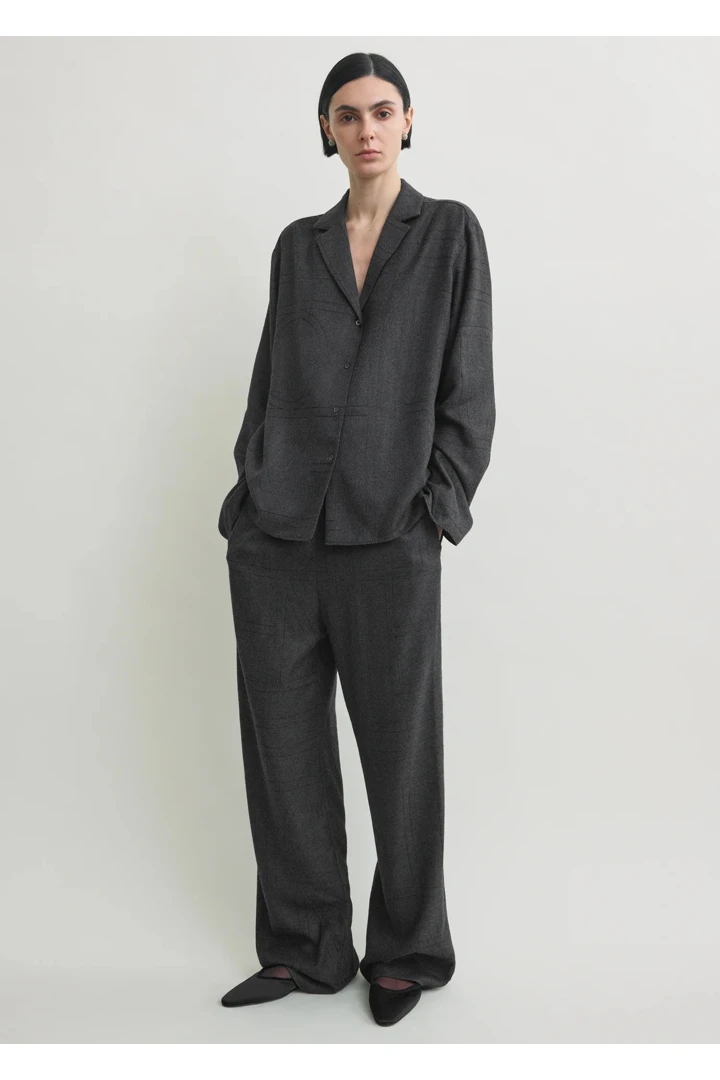 TOTEME 모노그램 플란넬 파자마 탑 차콜의 차콜컬러 0번쨰 이미지입니다.