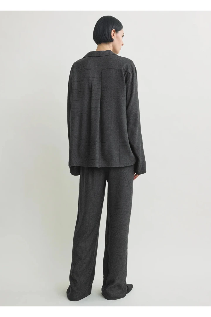 TOTEME 모노그램 플란넬 파자마 탑 차콜의 차콜컬러 2번쨰 이미지입니다.