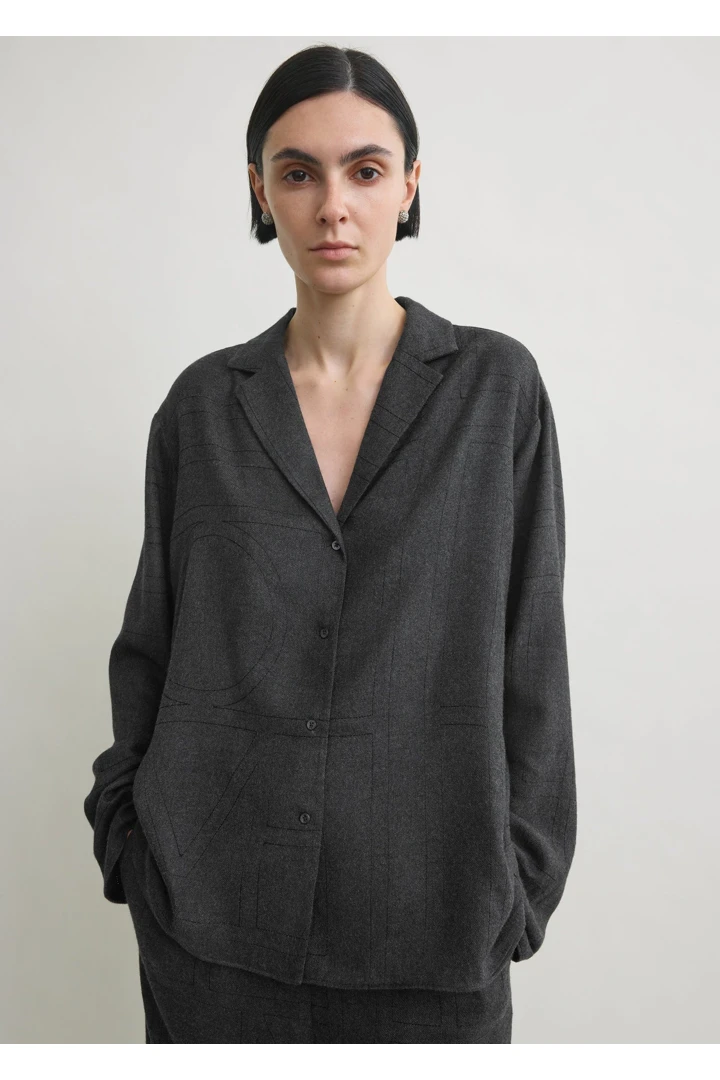 TOTEME 모노그램 플란넬 파자마 탑 차콜의 차콜컬러 3번쨰 이미지입니다.