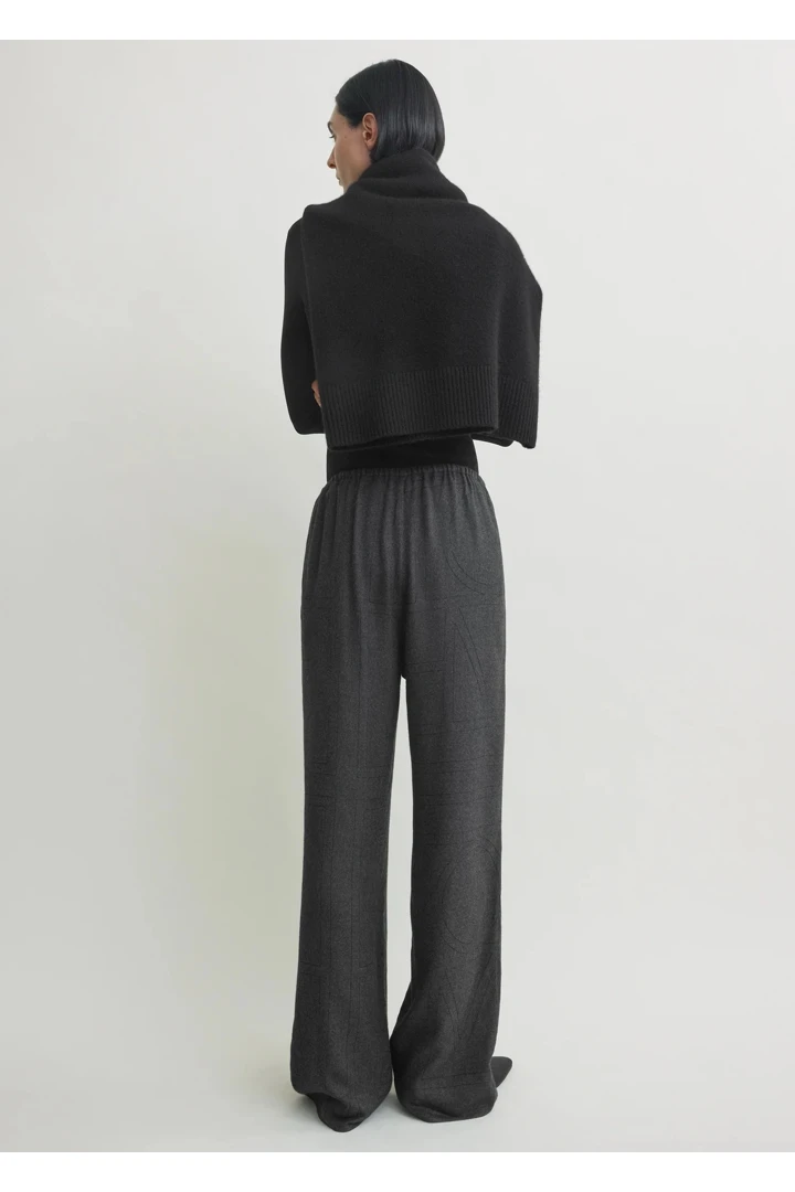 TOTEME 모노그램 플란넬 파자마 바텀 차콜의 차콜컬러 2번쨰 이미지입니다.