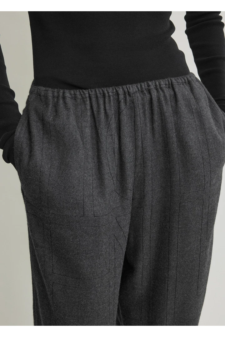 TOTEME 모노그램 플란넬 파자마 바텀 차콜의 차콜컬러 3번쨰 이미지입니다.