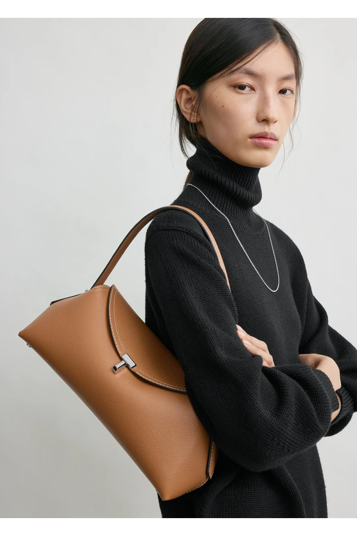 TOTEME 티-락 그레인 레더 숄더 백 탄의 탄컬러 2번쨰 이미지입니다.