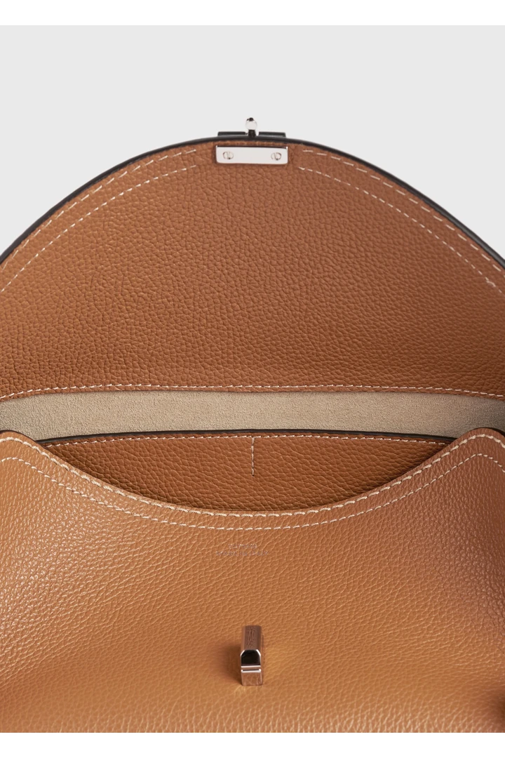 TOTEME 티-락 그레인 레더 숄더 백 탄의 탄컬러 4번쨰 이미지입니다.