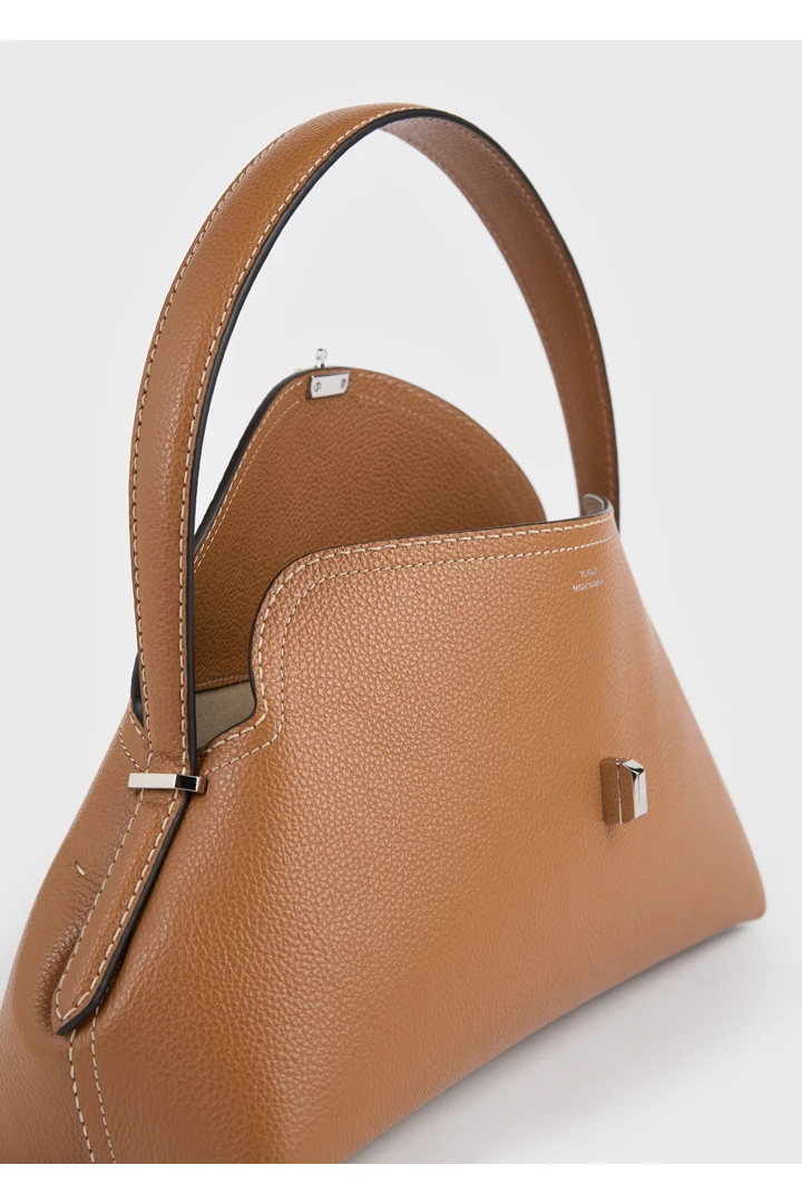 TOTEME 티-락 그레인 레더 숄더 백 탄의 탄컬러 6번쨰 이미지입니다.