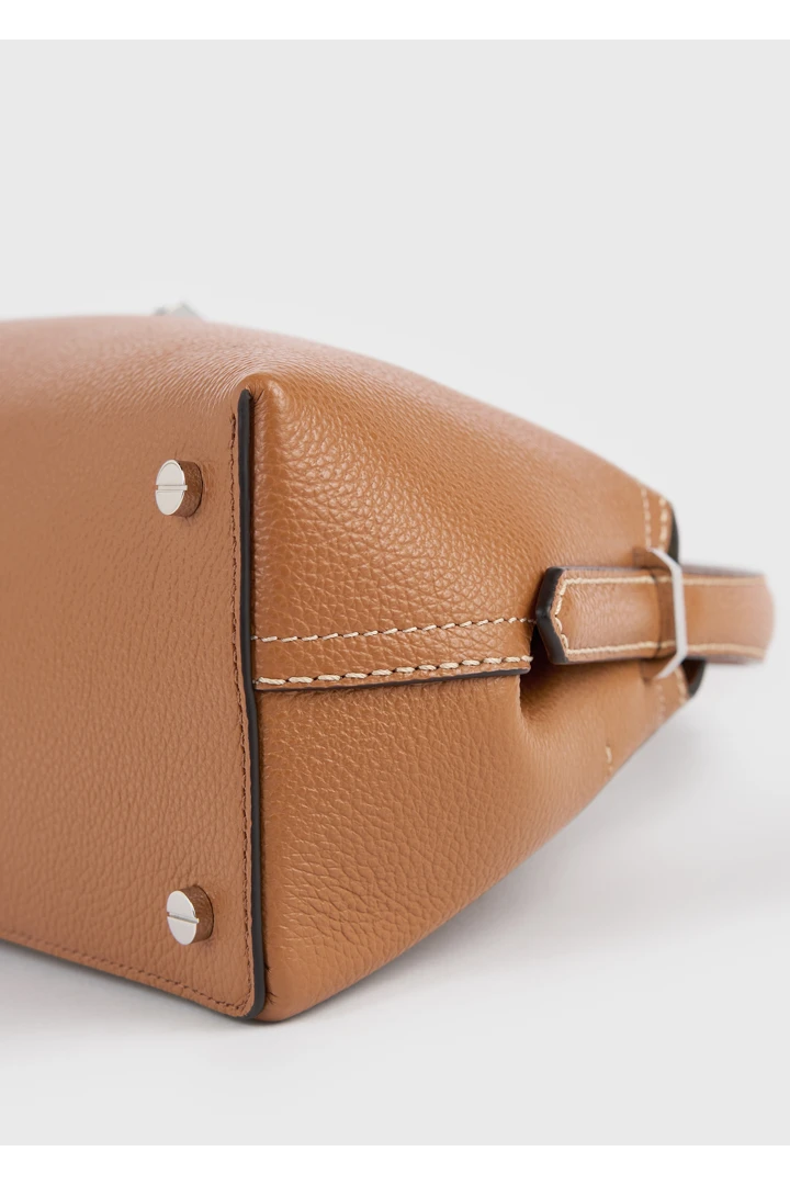 TOTEME 티-락 그레인 레더 숄더 백 탄의 탄컬러 7번쨰 이미지입니다.