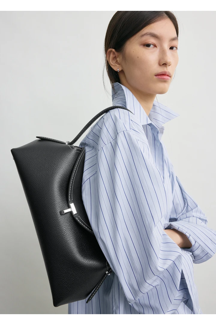 TOTEME 티-락 그레인 레더 숄더 백 블랙의 블랙컬러 2번쨰 이미지입니다.