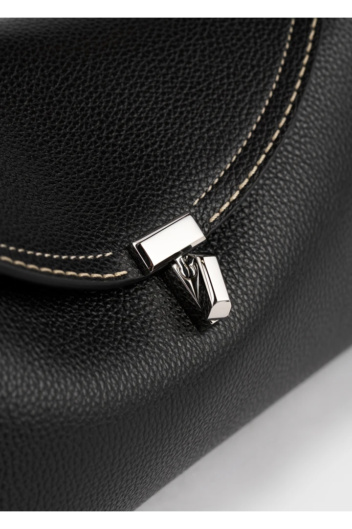 TOTEME 티-락 그레인 레더 숄더 백 블랙의 블랙컬러 3번쨰 이미지입니다.