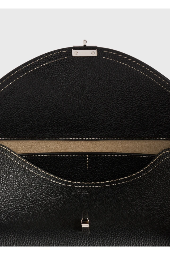 TOTEME 티-락 그레인 레더 숄더 백 블랙의 블랙컬러 4번쨰 이미지입니다.