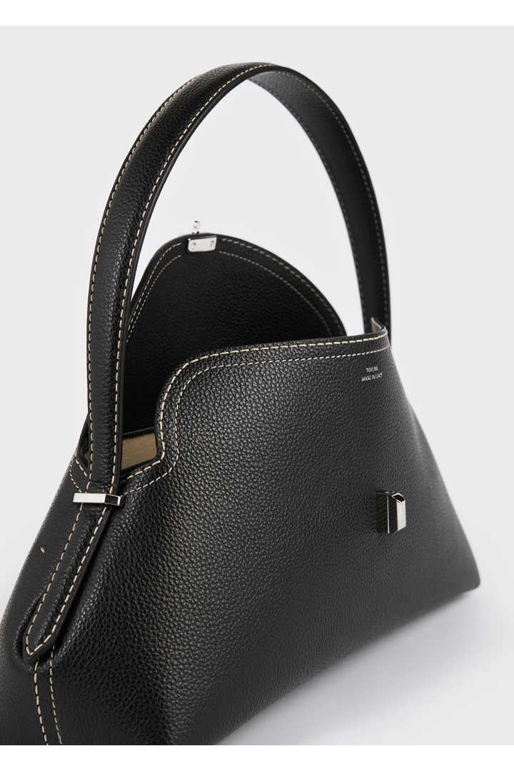 TOTEME 티-락 그레인 레더 숄더 백 블랙의 블랙컬러 5번쨰 이미지입니다.