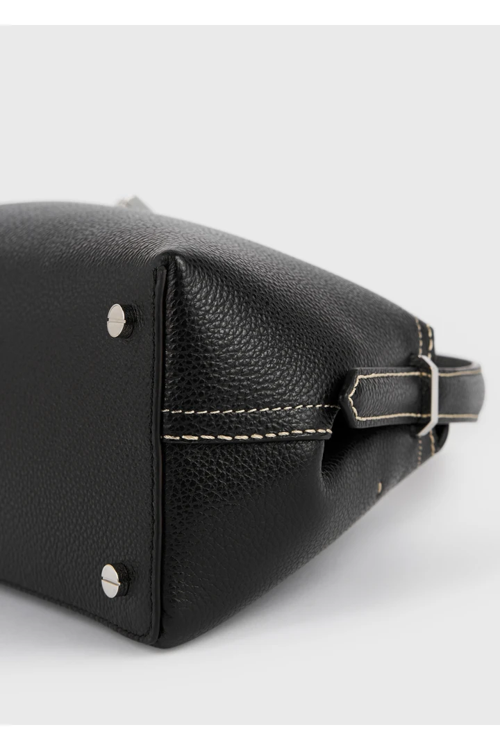 TOTEME 티-락 그레인 레더 숄더 백 블랙의 블랙컬러 6번쨰 이미지입니다.