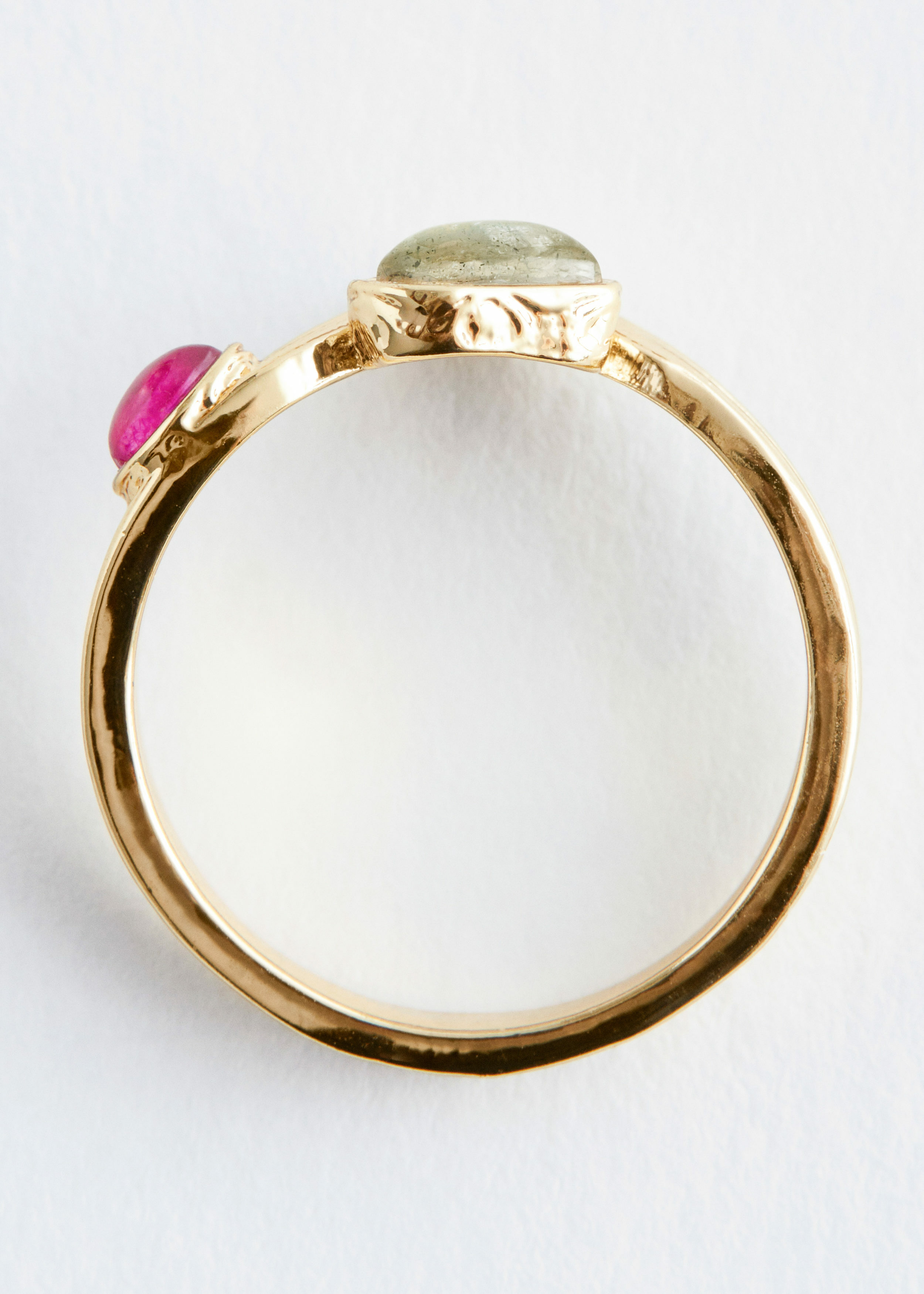 앤아더스토리즈 플루티드 스톤 링의 골드컬러 Product입니다.