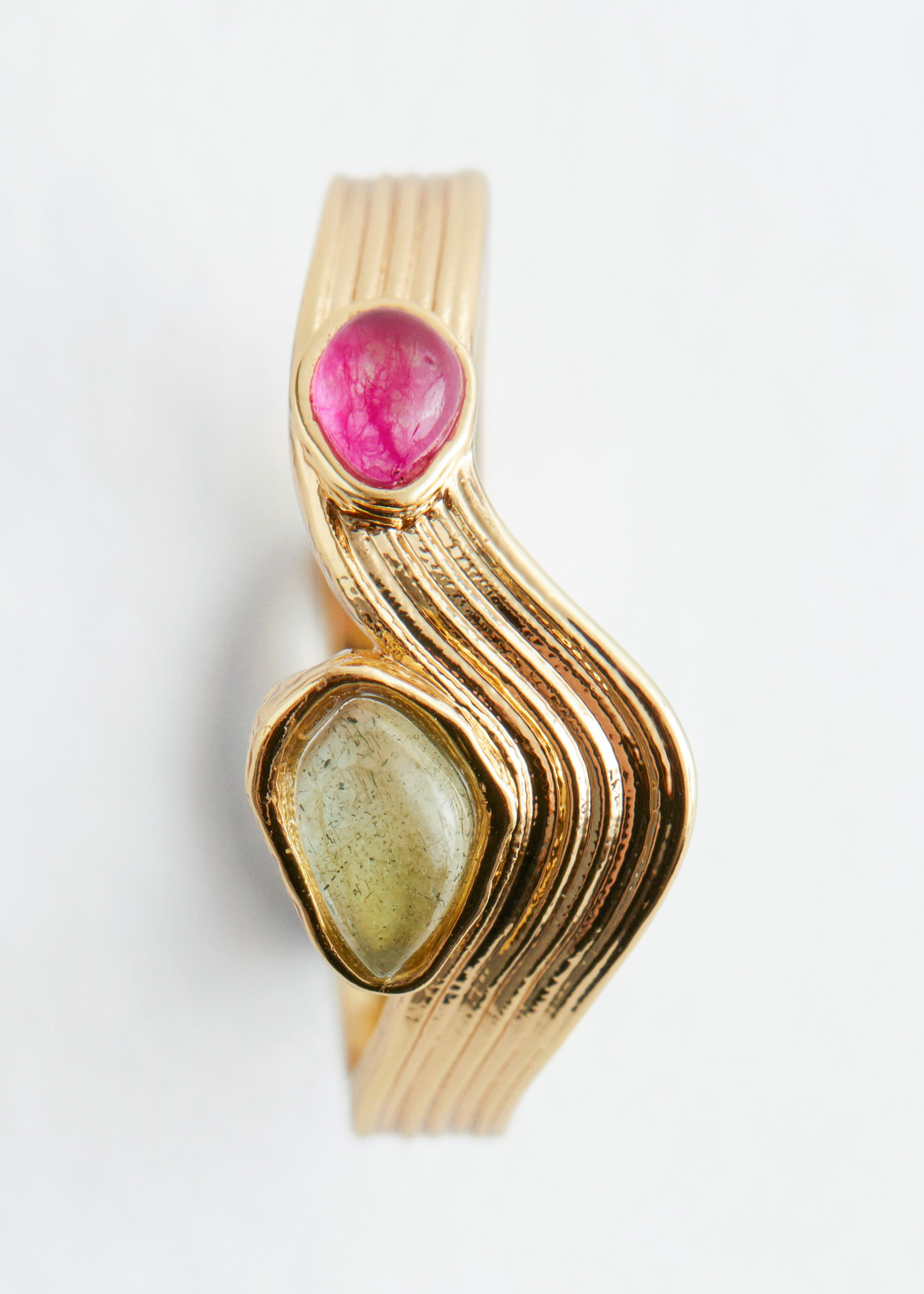 앤아더스토리즈 플루티드 스톤 링의 골드컬러 Detail입니다.