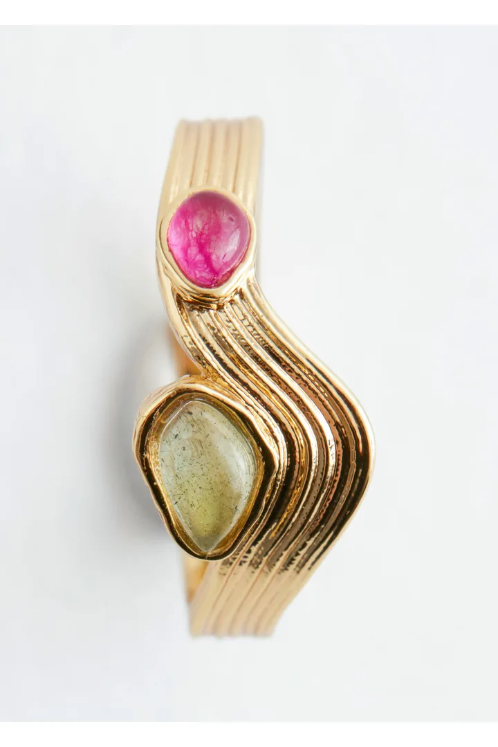 앤아더스토리즈 플루티드 스톤 링의 골드컬러 Detail입니다.