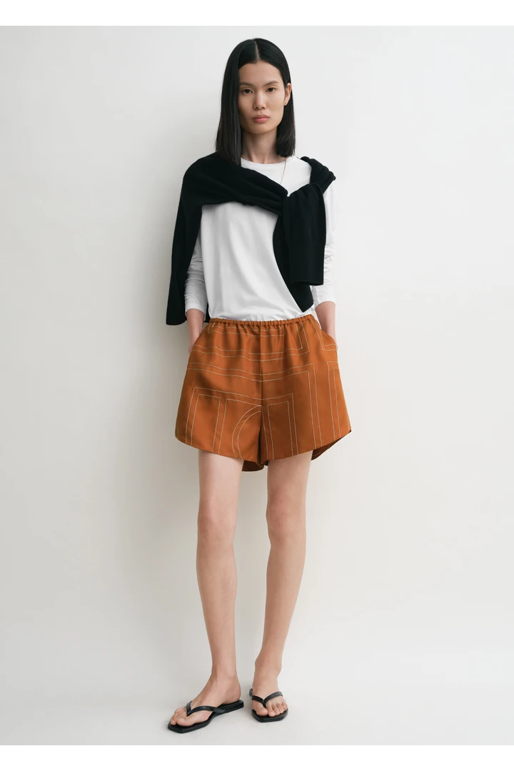 TOTEME 모노그램 실크 PJ 쇼츠 테라코타의 테라코타컬러 0번쨰 이미지입니다.