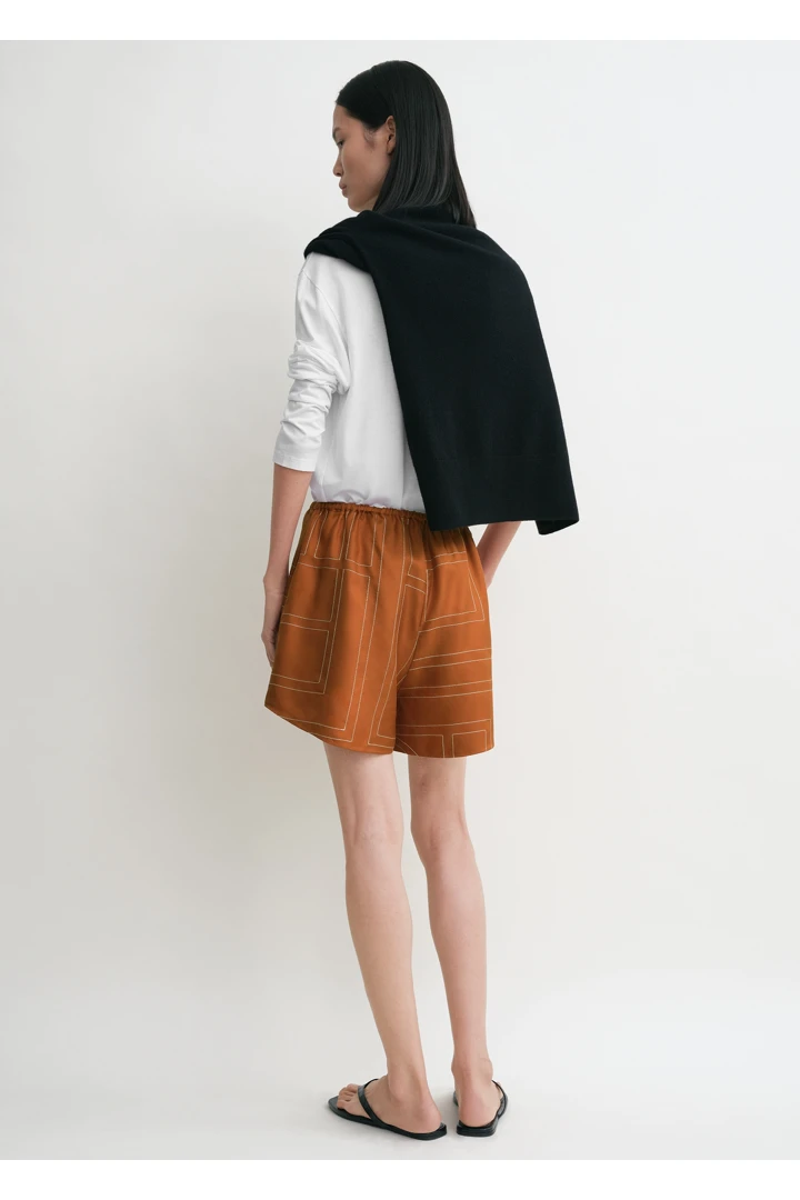 TOTEME 모노그램 실크 PJ 쇼츠 테라코타의 테라코타컬러 2번쨰 이미지입니다.