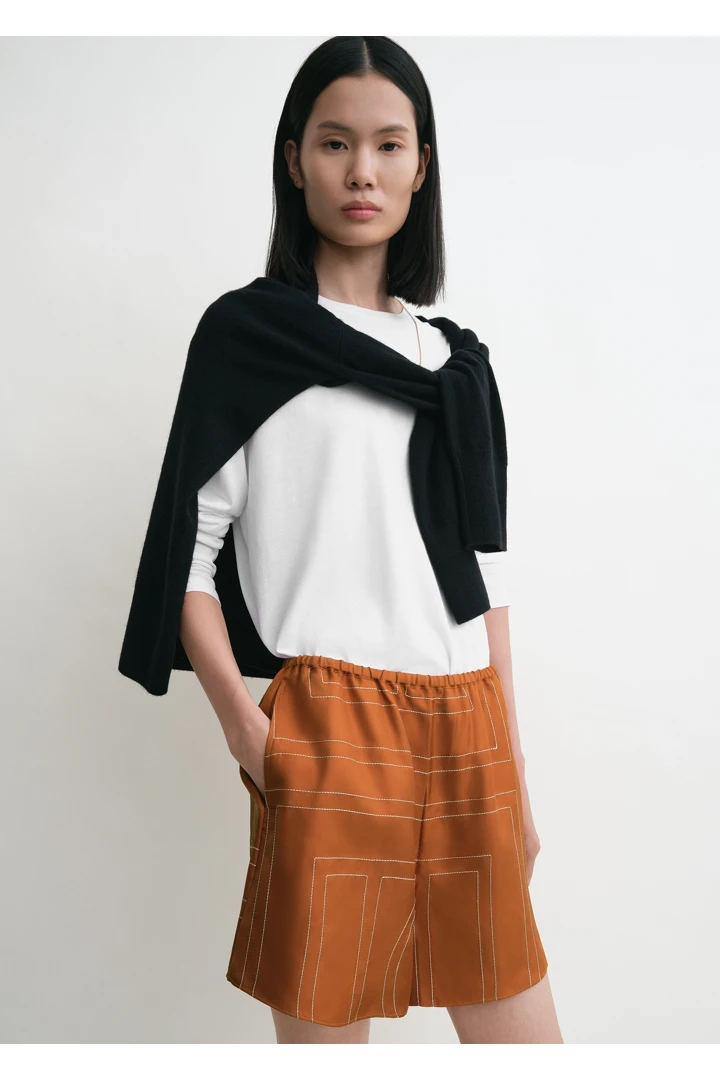 TOTEME 모노그램 실크 PJ 쇼츠 테라코타의 테라코타컬러 3번쨰 이미지입니다.