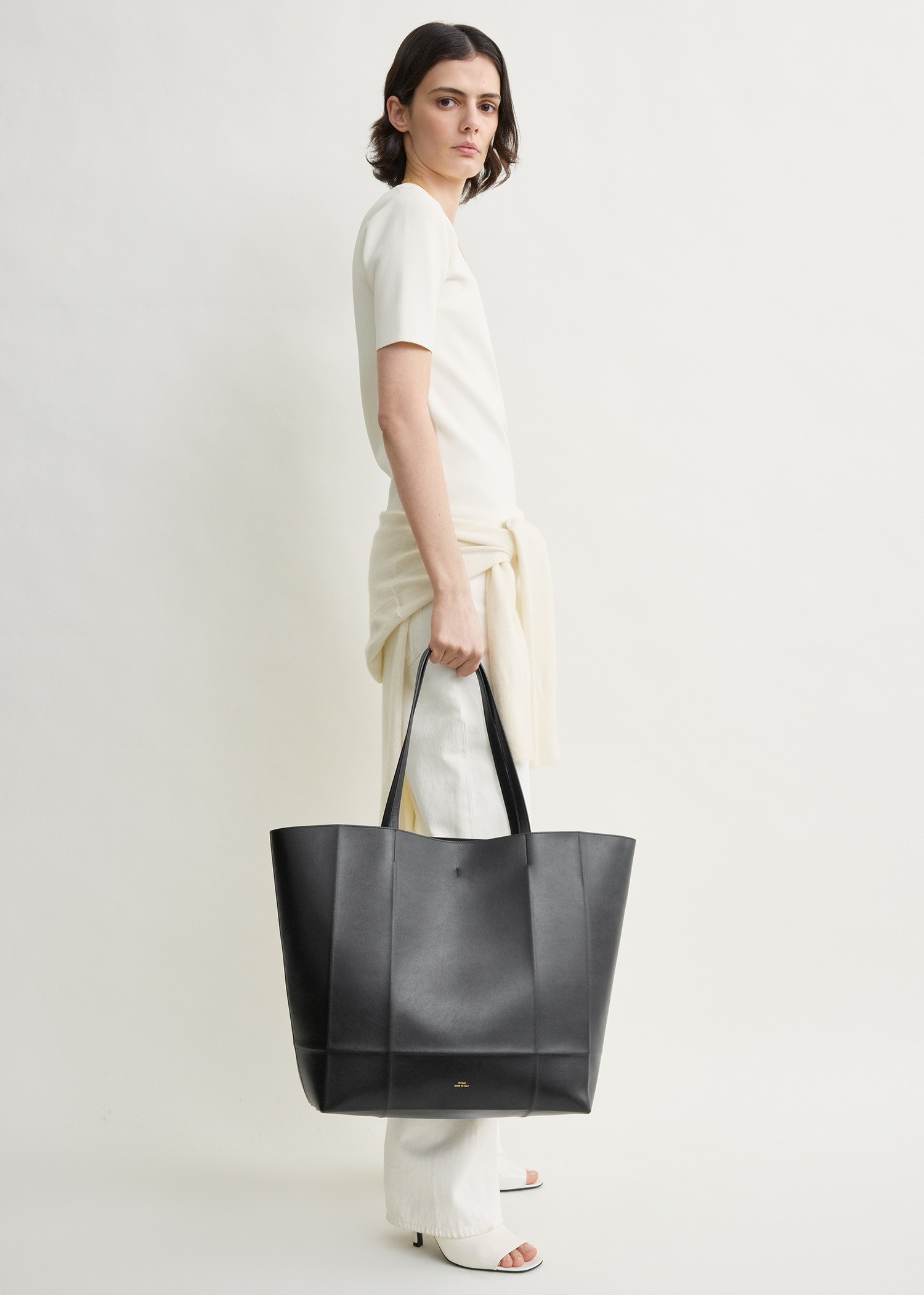 TOTEME 롬 레더 토트백 블랙의 블랙컬러 6번쨰 이미지입니다.