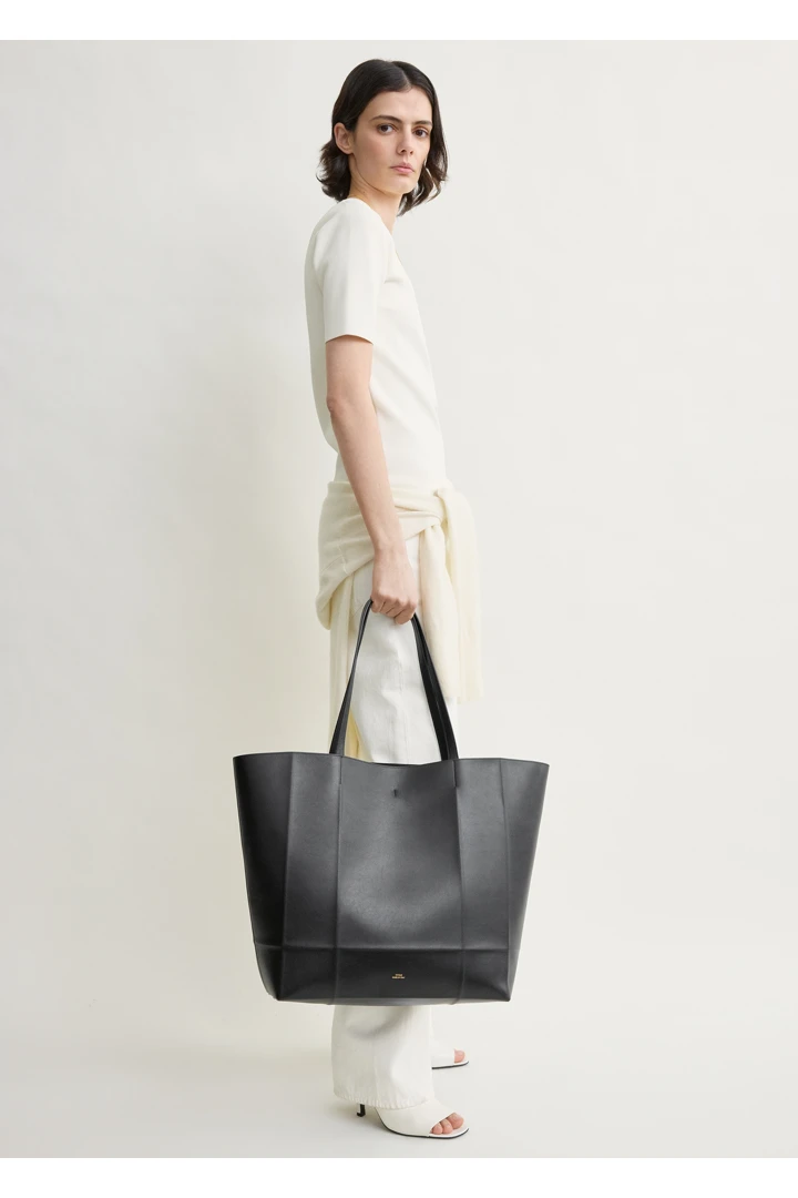 TOTEME 롬 레더 토트백 블랙의 블랙컬러 6번쨰 이미지입니다.